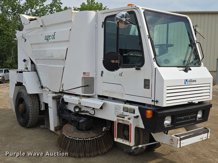 image for item EF1518 2008 Allianz 3000 street sweeper truck