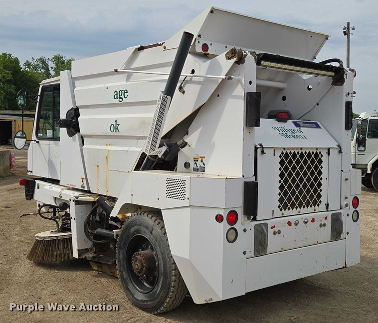 image for item EF1518 2008 Allianz 3000 street sweeper truck