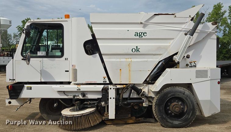 image for item EF1518 2008 Allianz 3000 street sweeper truck