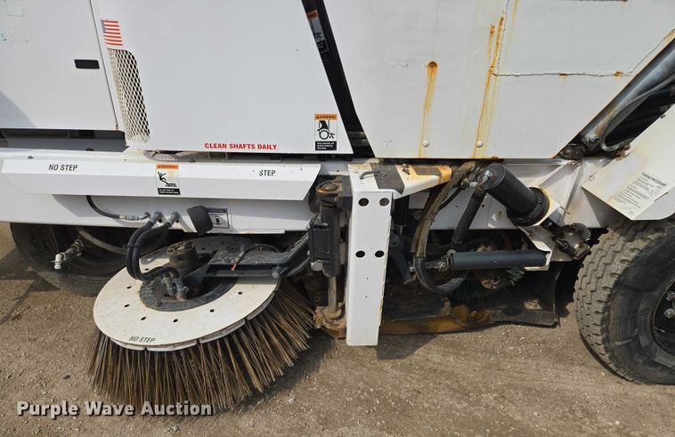 image for item EF1518 2008 Allianz 3000 street sweeper truck