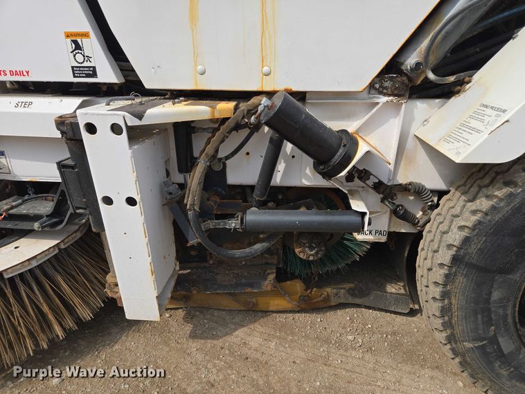 image for item EF1518 2008 Allianz 3000 street sweeper truck