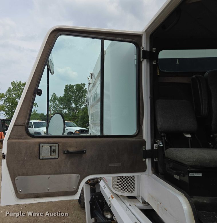 image for item EF1518 2008 Allianz 3000 street sweeper truck