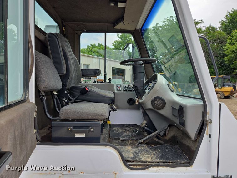 image for item EF1518 2008 Allianz 3000 street sweeper truck