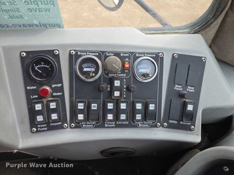 image for item EF1518 2008 Allianz 3000 street sweeper truck