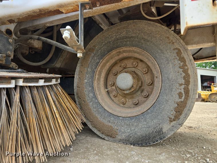 image for item EF1518 2008 Allianz 3000 street sweeper truck