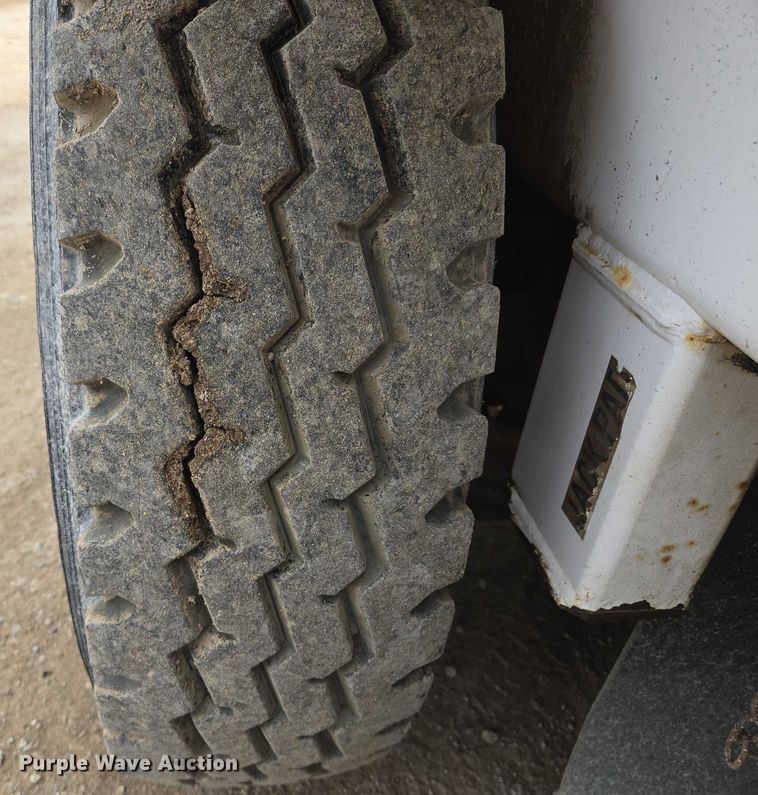 image for item EF1518 2008 Allianz 3000 street sweeper truck