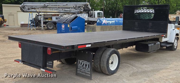 image for item EF1519 2005 GMC C5 flatbed truck