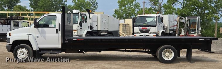 image for item EF1519 2005 GMC C5 flatbed truck