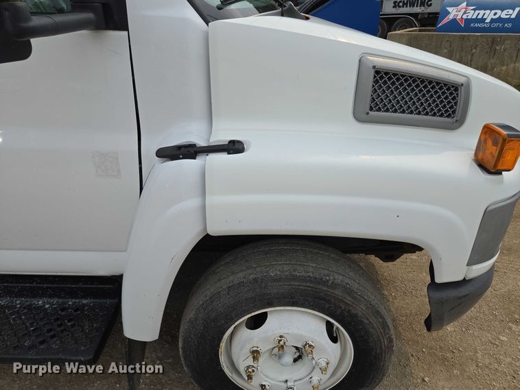 image for item EF1519 2005 GMC C5 flatbed truck