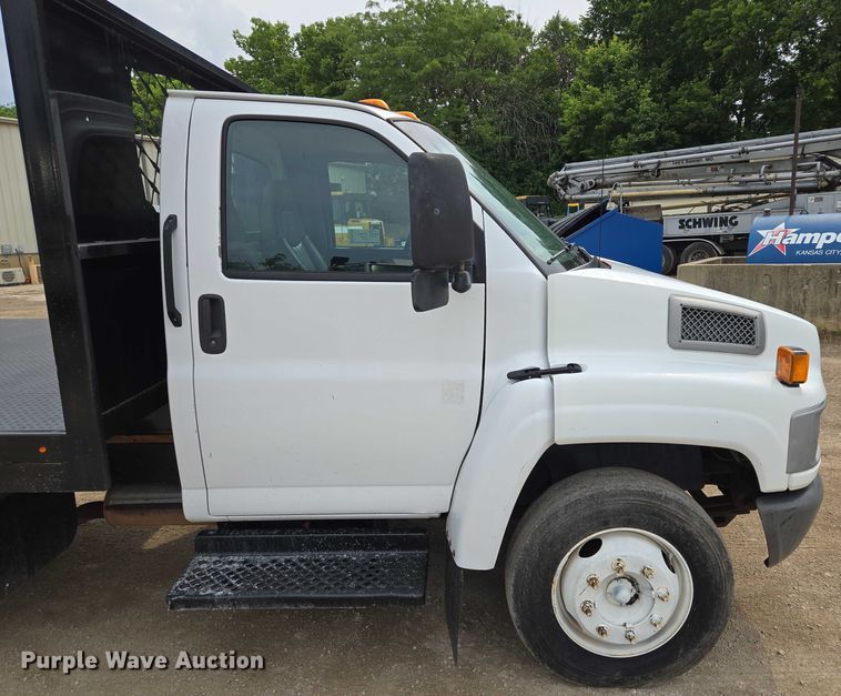 image for item EF1519 2005 GMC C5 flatbed truck