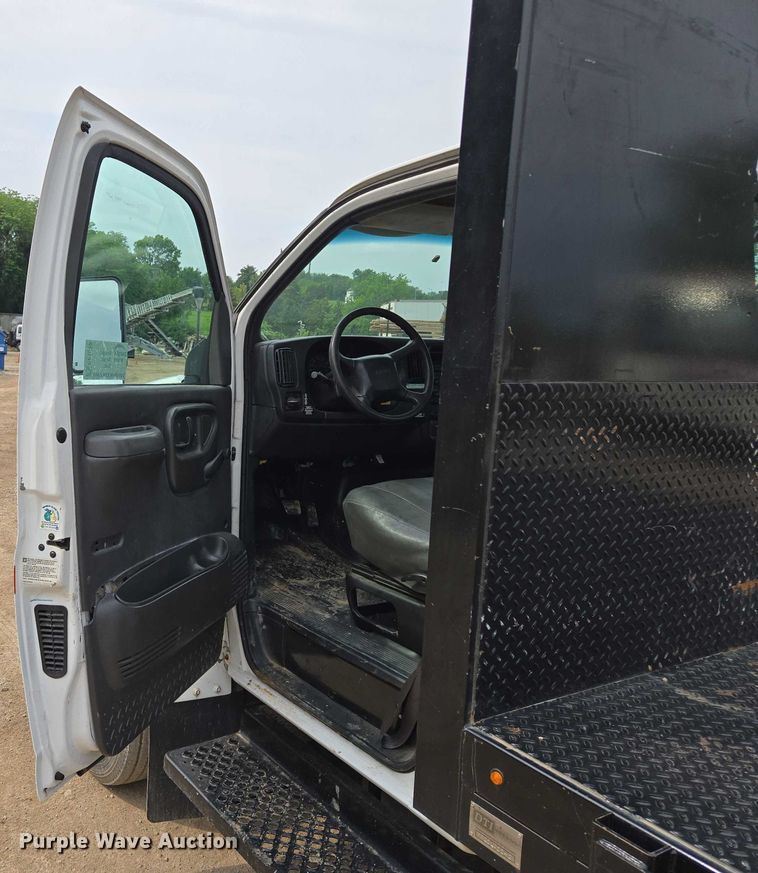 image for item EF1519 2005 GMC C5 flatbed truck