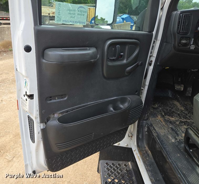 image for item EF1519 2005 GMC C5 flatbed truck