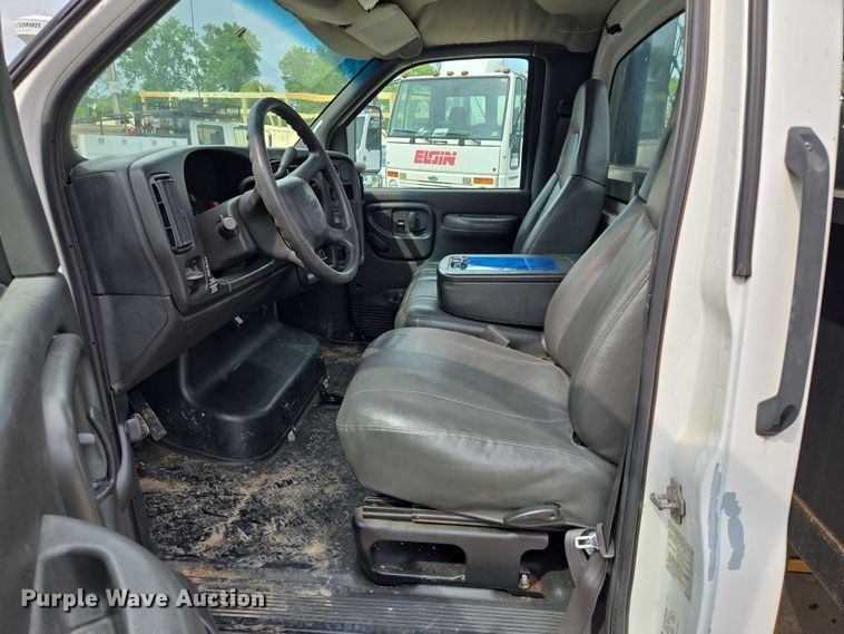 image for item EF1519 2005 GMC C5 flatbed truck