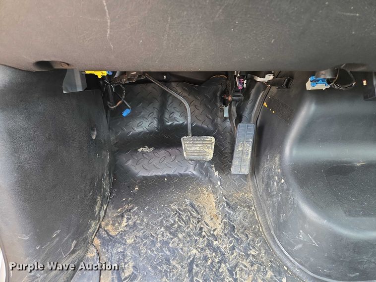 image for item EF1519 2005 GMC C5 flatbed truck