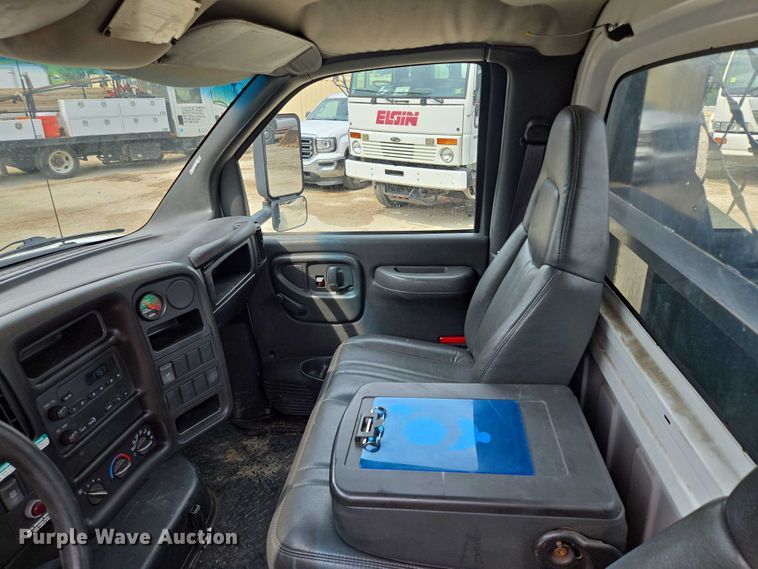 image for item EF1519 2005 GMC C5 flatbed truck