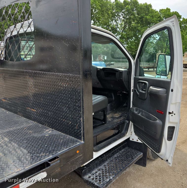 image for item EF1519 2005 GMC C5 flatbed truck
