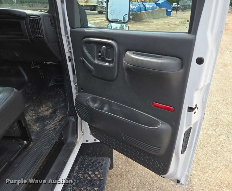 image for item EF1519 2005 GMC C5 flatbed truck