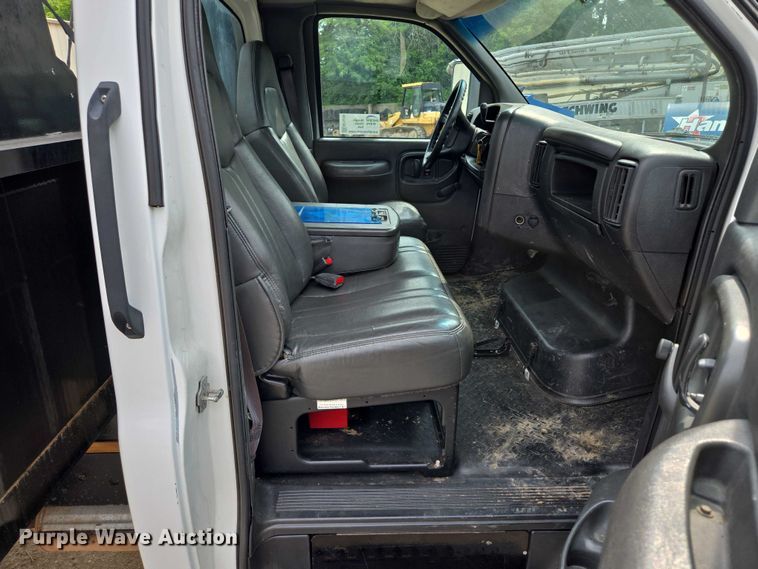 image for item EF1519 2005 GMC C5 flatbed truck