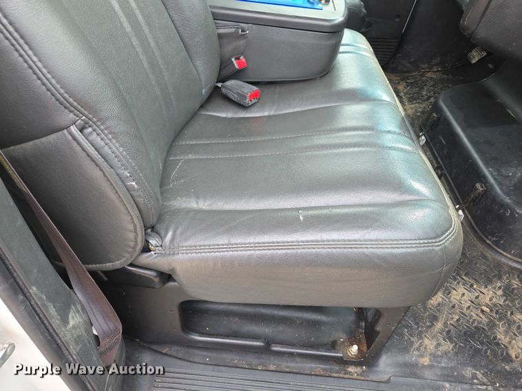 image for item EF1519 2005 GMC C5 flatbed truck