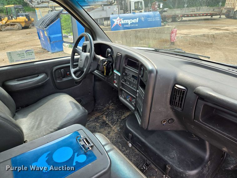 image for item EF1519 2005 GMC C5 flatbed truck