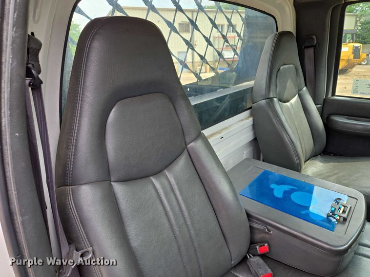 image for item EF1519 2005 GMC C5 flatbed truck