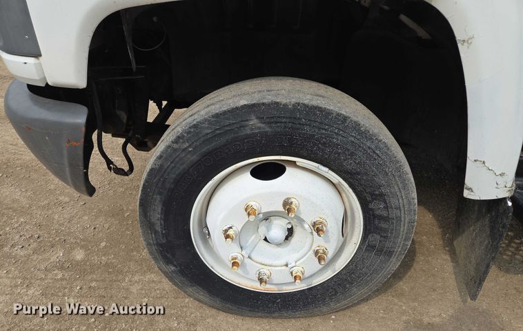 image for item EF1519 2005 GMC C5 flatbed truck