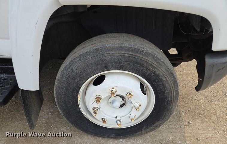 image for item EF1519 2005 GMC C5 flatbed truck