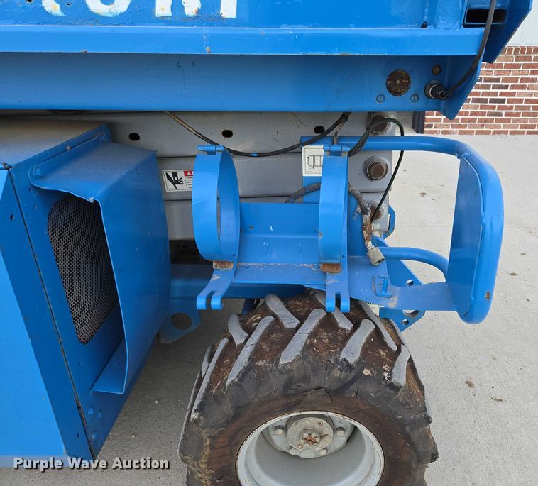 image for item EF1546 2000 Genie GS-2668 RT scissor lift