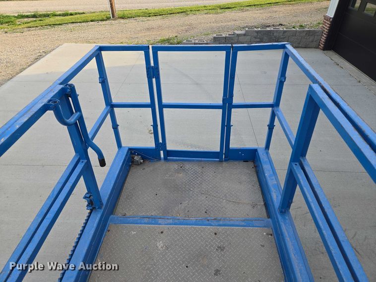 image for item EF1546 2000 Genie GS-2668 RT scissor lift