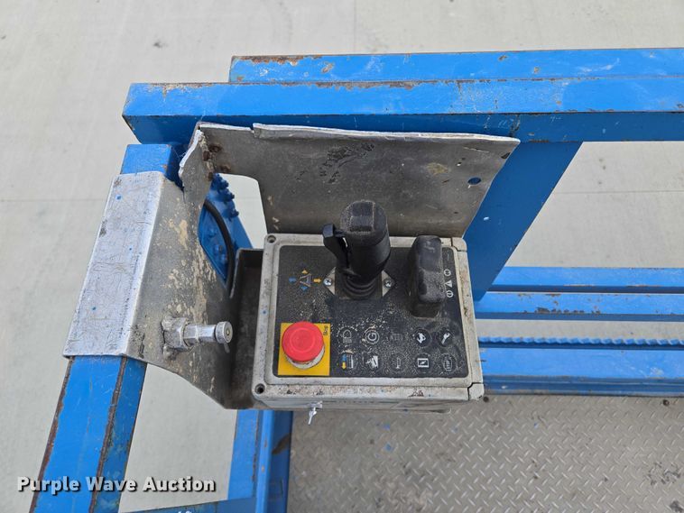 image for item EF1546 2000 Genie GS-2668 RT scissor lift