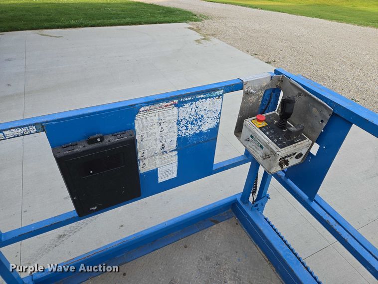 image for item EF1546 2000 Genie GS-2668 RT scissor lift