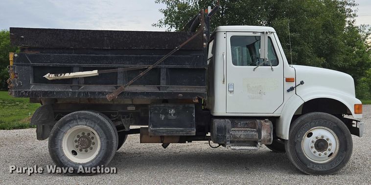 image for item EF1561 1993 International 4700 dump truck
