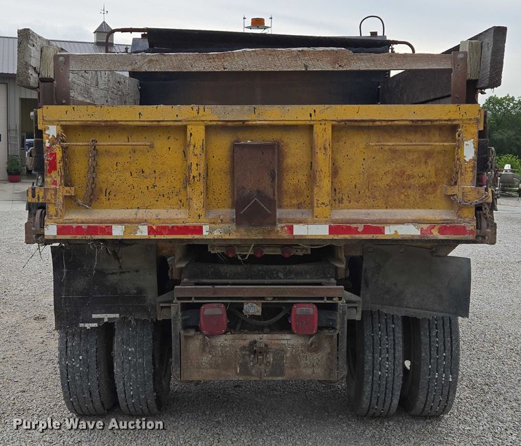 image for item EF1561 1993 International 4700 dump truck