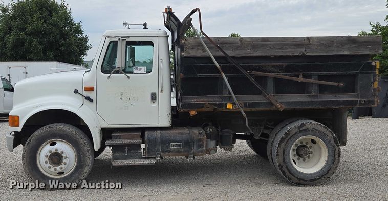 image for item EF1561 1993 International 4700 dump truck