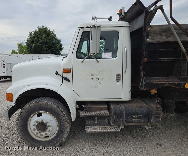 image for item EF1561 1993 International 4700 dump truck