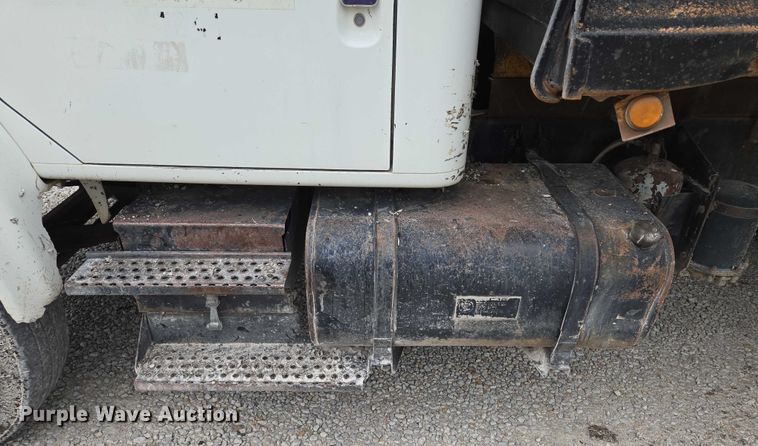 image for item EF1561 1993 International 4700 dump truck