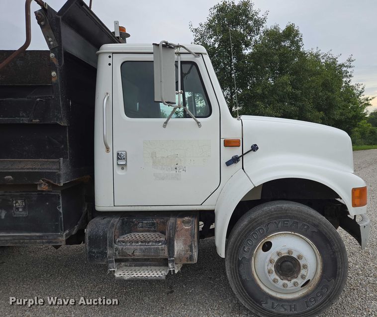 image for item EF1561 1993 International 4700 dump truck