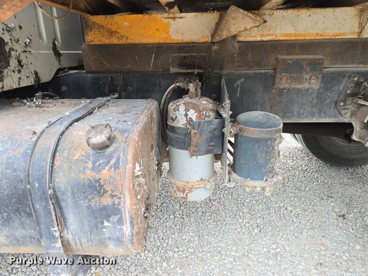 image for item EF1561 1993 International 4700 dump truck
