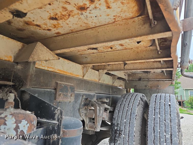 image for item EF1561 1993 International 4700 dump truck