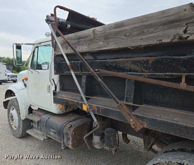 image for item EF1561 1993 International 4700 dump truck