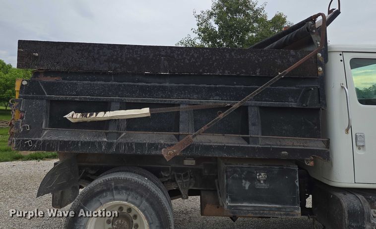 image for item EF1561 1993 International 4700 dump truck