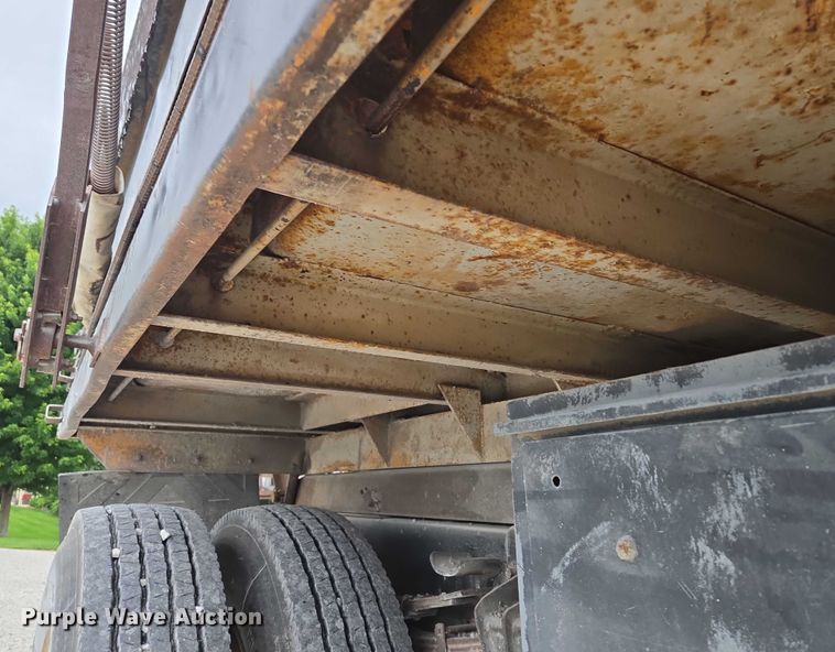 image for item EF1561 1993 International 4700 dump truck