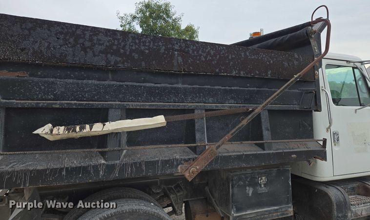image for item EF1561 1993 International 4700 dump truck