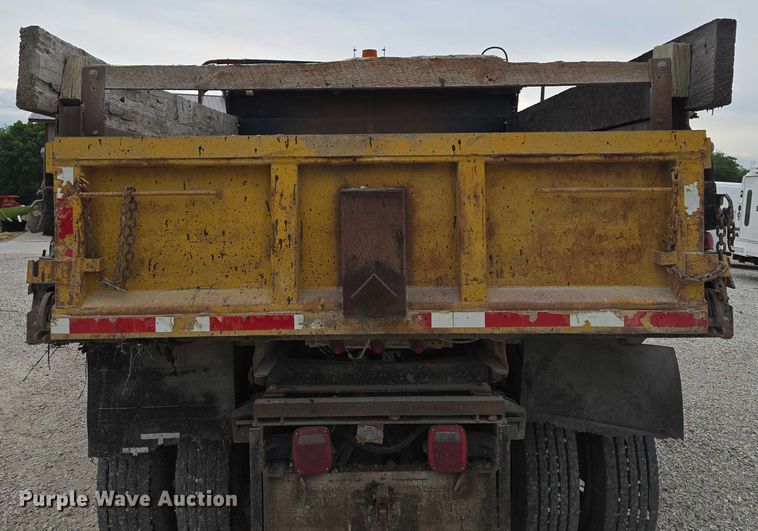 image for item EF1561 1993 International 4700 dump truck