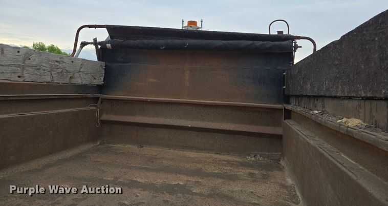 image for item EF1561 1993 International 4700 dump truck