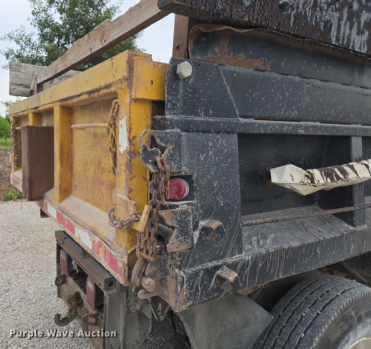 image for item EF1561 1993 International 4700 dump truck