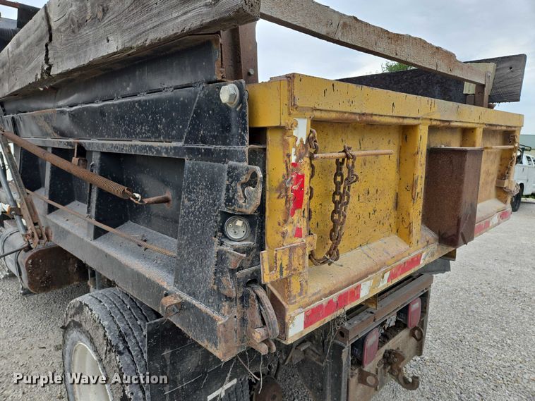 image for item EF1561 1993 International 4700 dump truck