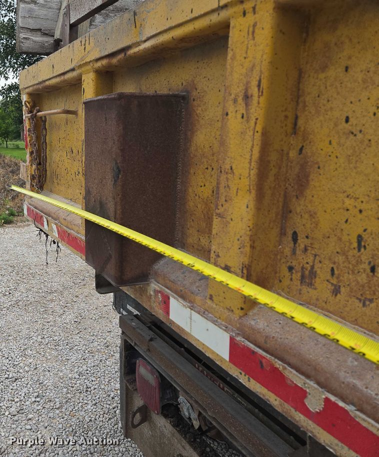 image for item EF1561 1993 International 4700 dump truck