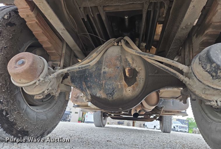 image for item EF1561 1993 International 4700 dump truck