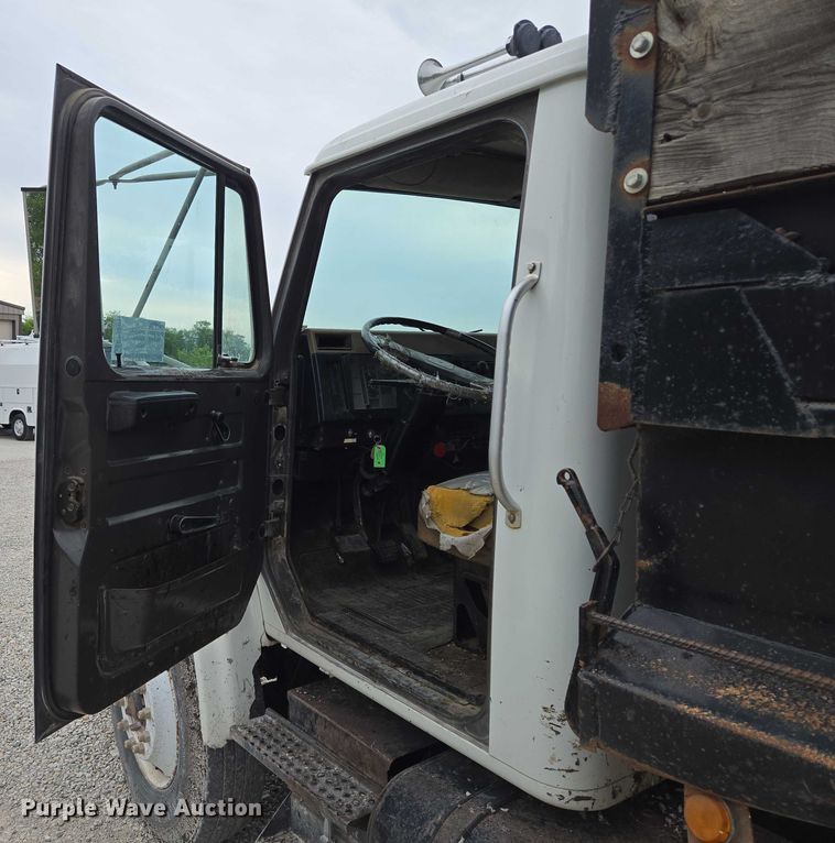image for item EF1561 1993 International 4700 dump truck